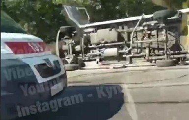 В Киеве перевернулась маршрутка с пассажирами, есть пострадавшие