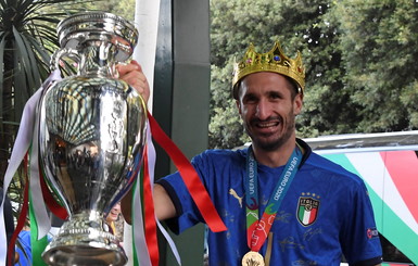 Радостные фанаты и Кьеллини с короной: сборная Италии вернулась домой с победой