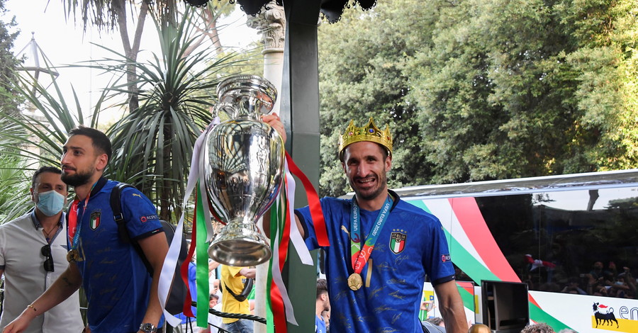 Радостные фанаты и Кьеллини с короной: сборная Италии вернулась домой с победой