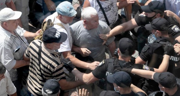 Сотни пенсонеров МВД устроили под Радой драку с действующими коллегами, полиция применила газ