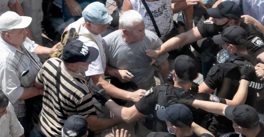 Сотни пенсонеров МВД устроили под Радой драку с действующими коллегами, полиция применила газ