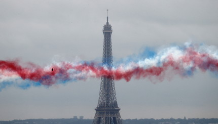 Самолеты Alpha от французских ВВС Patrouille de France пролетают мимо Эйфелевой башни во время празднования Дня взятия Бастилии 