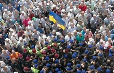 Бунт ветеранов МВД у Верховной Рады: доплата 2 тысячи гривен - как кость с барского стола