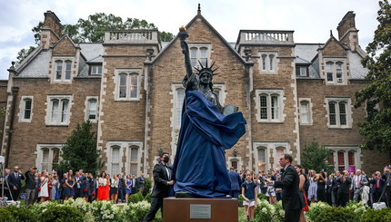 Модель Статуи Свободы открыта в резиденции посла Франции в Вашингтоне, округ Колумбия, США