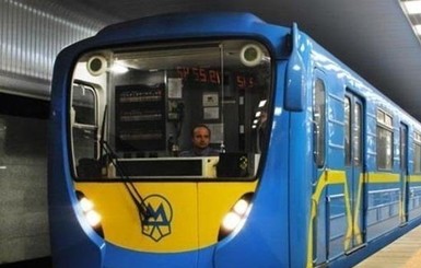 В Киеве человек погиб, упав под поезд метро
