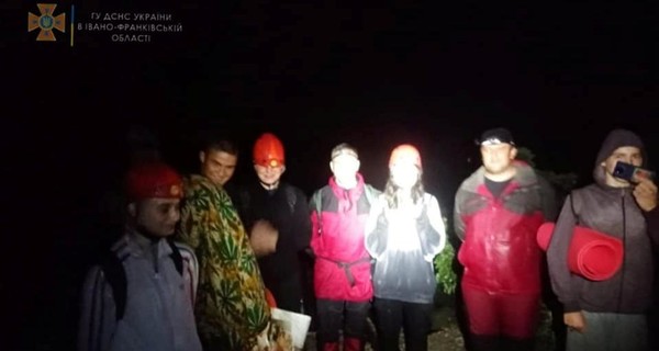 На Прикарпатье спасли пятерых туристов, путь которым отрезала разбушевавшаяся река