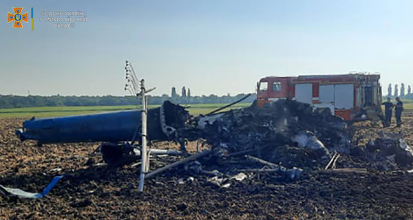 Подробности крушения вертолета под Николаевом: людей зажало обломками