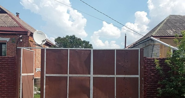 В Харьковской области во двор журналиста бросили три 