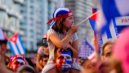 Эмигранты реагируют на сообщения о протестах на Кубе против ухудшающейся экономики в Майами, Флорида.