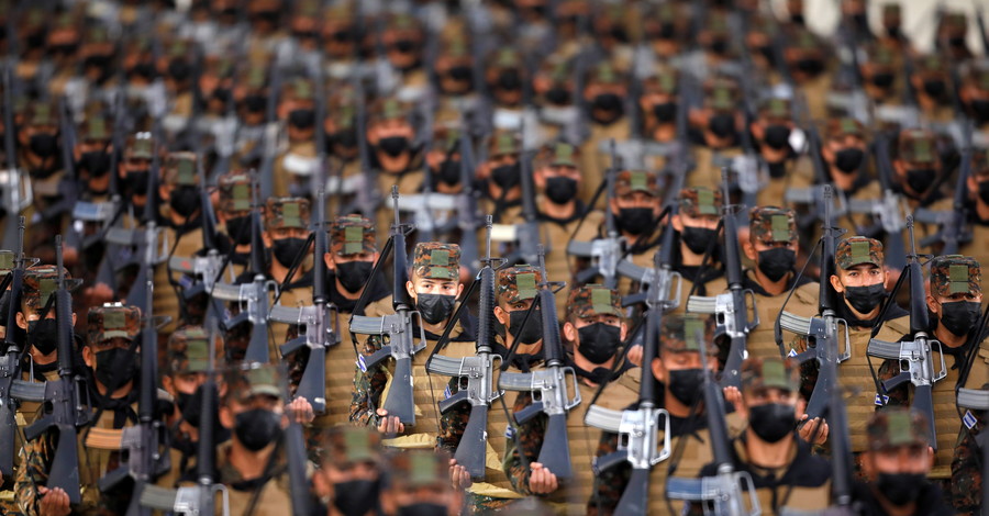 Сальвадорские солдаты принимают участие в церемонии развертывания плана территориального контроля в Сан-Сальвадоре, Сальвадор