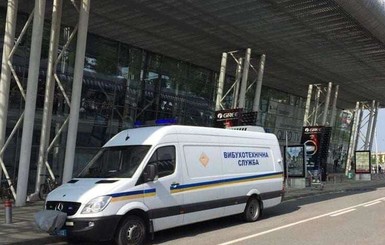 Из львовского аэропорта эвакуировали 300 людей, а подозрительную сумку - подорвали