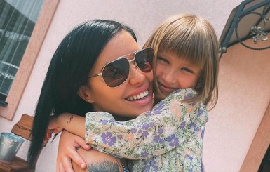 Блогерша, которая дала кальян семилетней племяннице: Рядом были ее родители