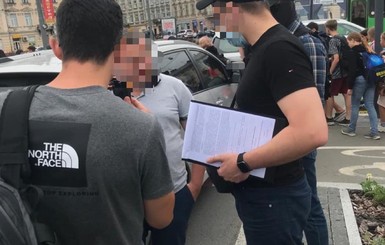 Во Львове задержали прокурора на взятке 2 тысячи долларов за закрытие дела