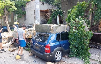 В Одессе стена дома придавила автомобили