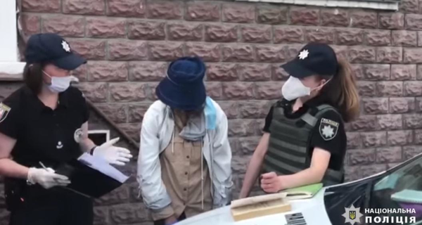 Суд арестовал женщину, пытавшуюся с пистолетом и 