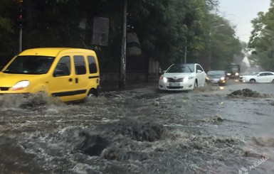 В Одессе ищут мужчину, которого потоки воды носили по улицам