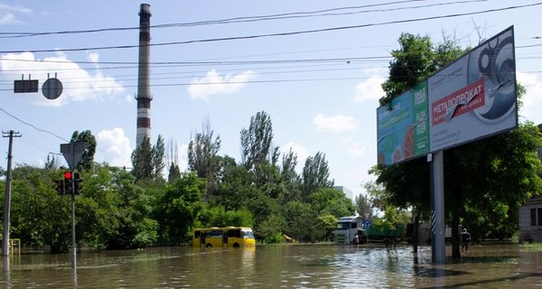 В Бердянске током убило двоих людей, которые стояли на затопленном ливнем участке