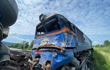 В Закарпатье пассажирский поезд врезался в грузовик и сошел с рельсов