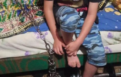 Суд Днепропетровщины арестовал отчима, который приковал ребенка цепью к батарее