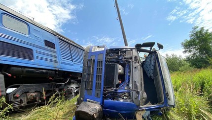 На Закарпатье столкнулись грузовик и пассажирский поезд