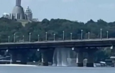 “Водопад” под мостом Патона в Киеве пояснили гидравлическими испытаниями