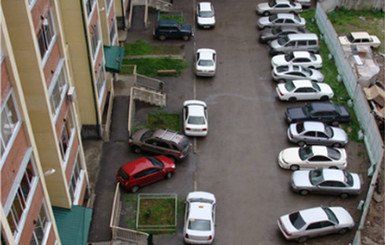 В КГГА заявили, что парковки во дворах домов останутся бесплатными