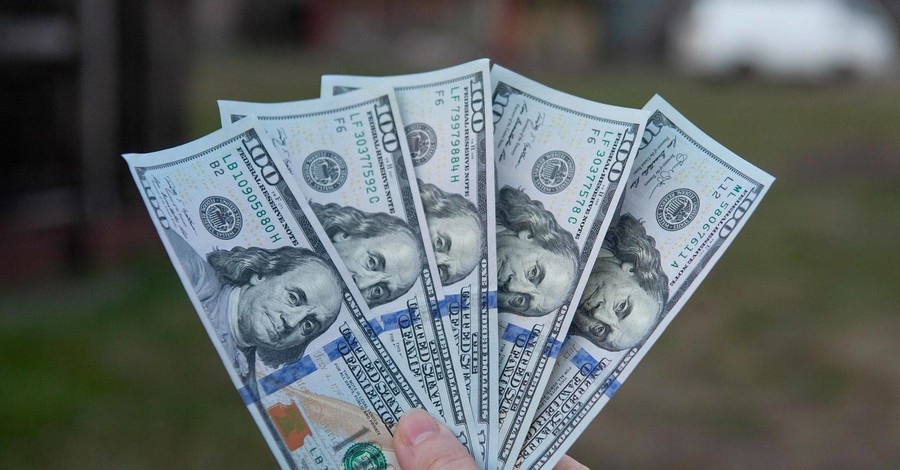 Средняя зарплата в Украине уже больше 500 долларов, но это не радует