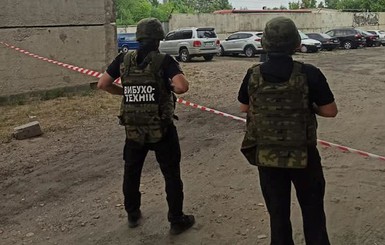 На Луганщине под автомобилем СБУ обнаружили предмет, похожий на взрывчатку
