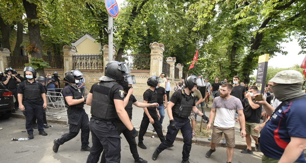 Число админпротоколов на противников ЛГБТ-рейва под Офисом президента достигло 12