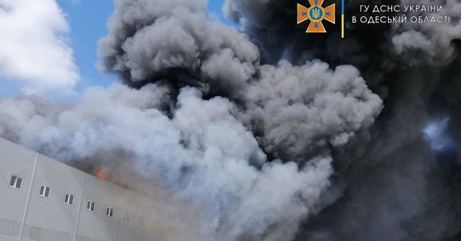 Под Одессой вспыхнул масштабный пожар на складах 