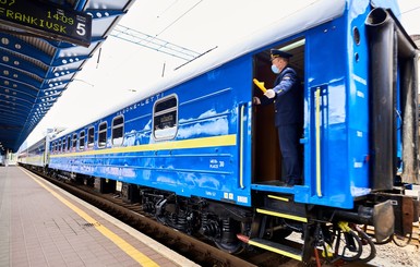 Непогода на западе Украины задержала десять поездов 