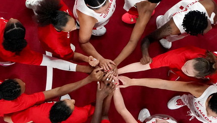 Олимпийские игры в Токио-2020 - Баскетбол - Женщины. Игроки сборной Канады в перерыве между таймами.