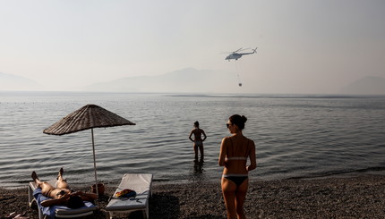 Туристов эвакуируют, а улицы и дома поливают водой: в Турции продолжаются пожары