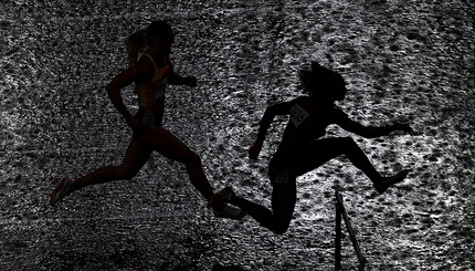 Олимпийские игры в Токио-2020 - Легкая атлетика - Женщины, бег с барьерами на 400 м - Полуфинал - Анна Кокрелл из США и Виктория