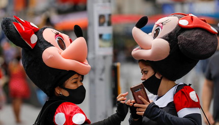 Две женщины в масках одетые как Минни Маус на Таймс-сквер  Манхэттене, Нью-Йорк, США,