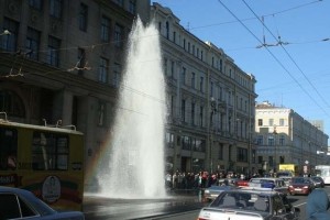 Дончане платят за воду, которая течет из лопнувших труб 