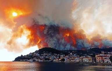 В Греции лесные пожары вышли из-под контроля, более 600 человек эвакуировали морем 