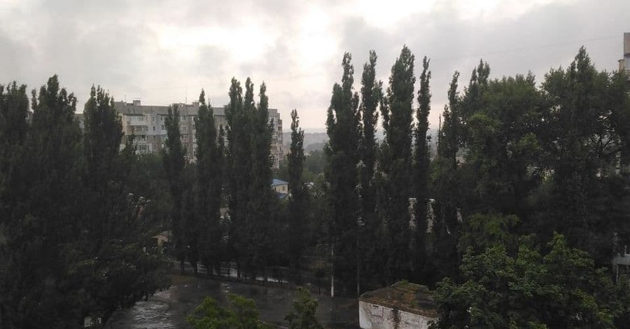 В Николаеве бушует шторм. Центр города затопило, а на окраинах выпал огромный град