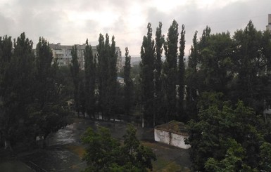 В Николаеве бушует шторм. Центр города затопило, а на окраинах выпал огромный град