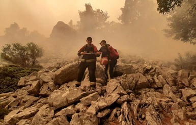 Украинские спасатели помогли локализировать пожар в лесу Греции