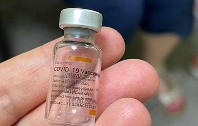 Производитель вакцины CoronaVac тоже заговорил о третьей прививке. Кому она необходима