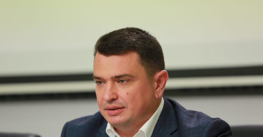 НАБУ попросит Интерпол объявить Януковича и его сына в международный розыск