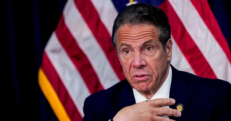 Обвиненный в сексуальных домогательствах губернатор Нью-Йорка объявил об отставке 