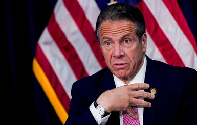 Обвиненный в сексуальных домогательствах губернатор Нью-Йорка объявил об отставке 
