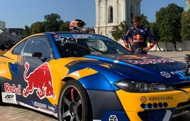 Компания Red Bull извинилась перед киевлянами за дрифт на Софийской площади