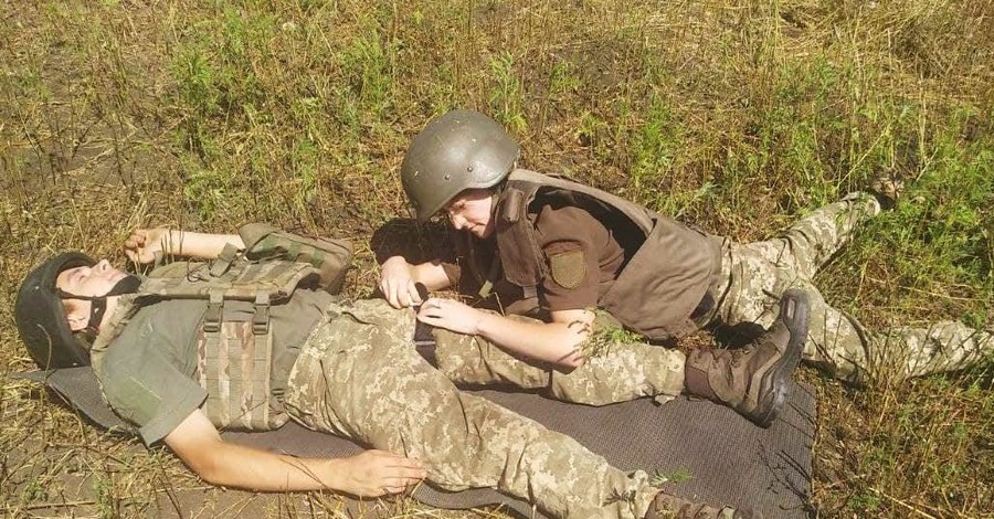 На Донбассе двое военных получили осколочные ранения, один - погиб