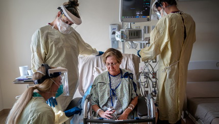 Джоан Бронсон из Чалметта, штат Луизиана, проходит лечение от коронавирусной болезни (COVID-19) в Медицинском центре Ochsner в о