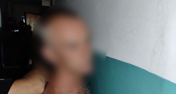 В Черкассах мужчина с пистолетом угрожал маме с ребенком на детской площадке 