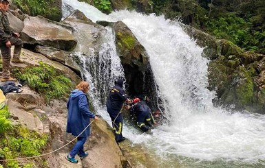Гибель школьника в водопаде на Львовщине: классному руководителю объявлено подозрение