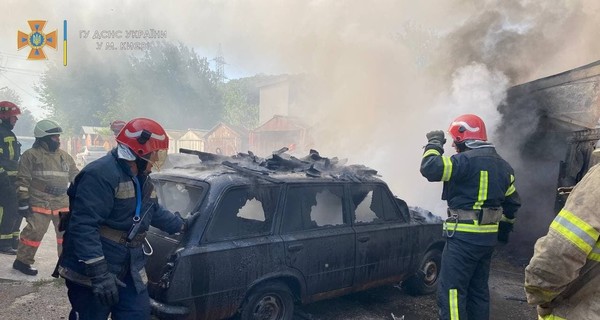 В Киеве огонь с загоревшегося здания перешел на гаражи  
